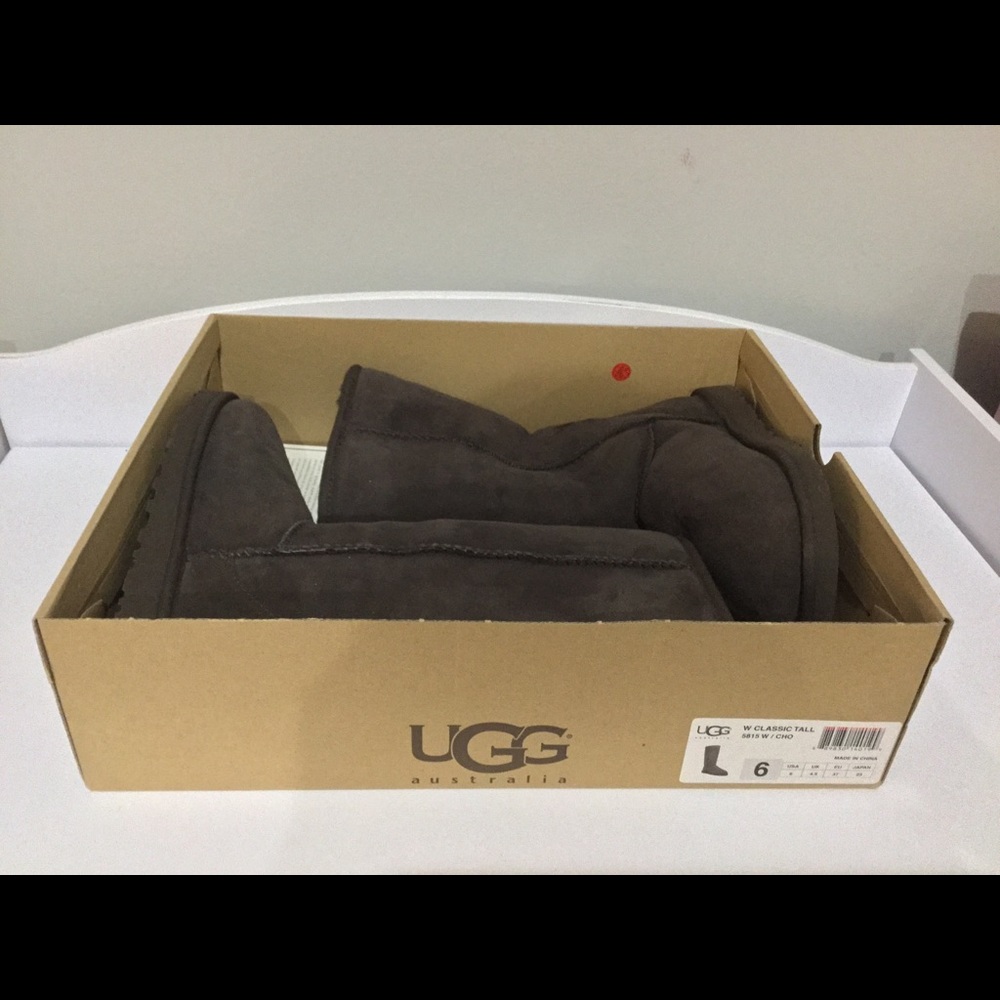 Brown Uggs size 6